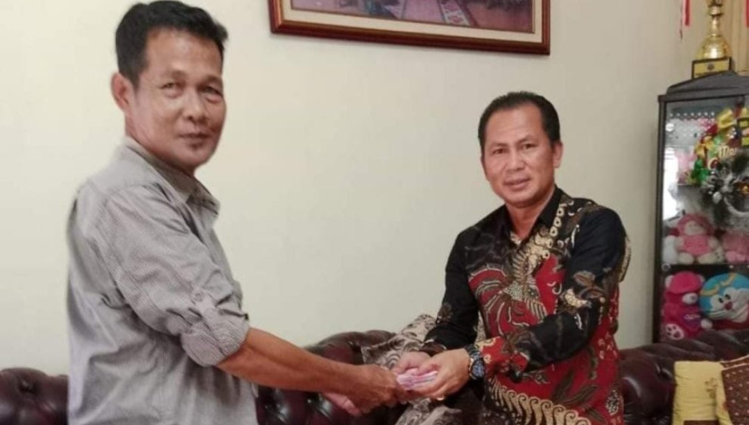 Legislator Susilo Bantu Warga Mendapatkan Buku Nikah