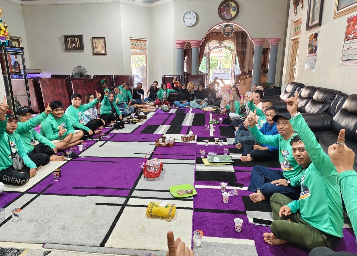 Warga PKL Alun Jorih Jerah Sambangi Kediaman Heriyus Midel Yoseph, Untuk Sampaikan Dukungan…!!! 