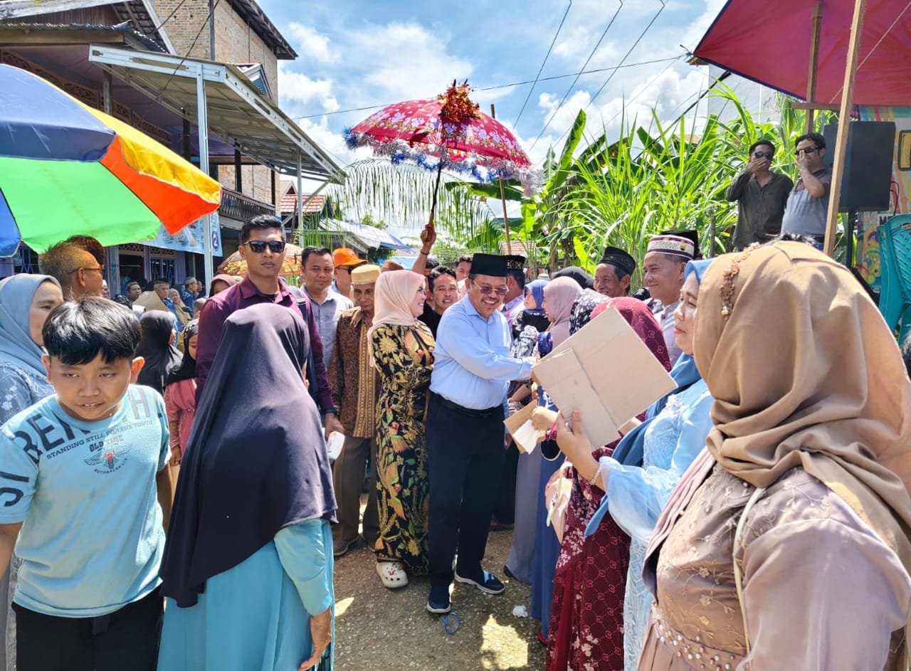 Ratusan Warga Muara Laung Sambut Kedatangan H. Nuryakin di Acara Resepsi Pernikahan… !!!