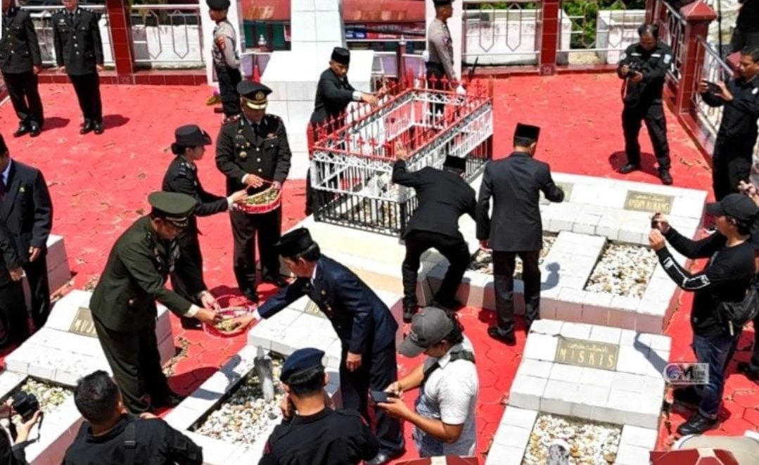 Forkopimda Mura Ziarah ke Makam Pahlawan