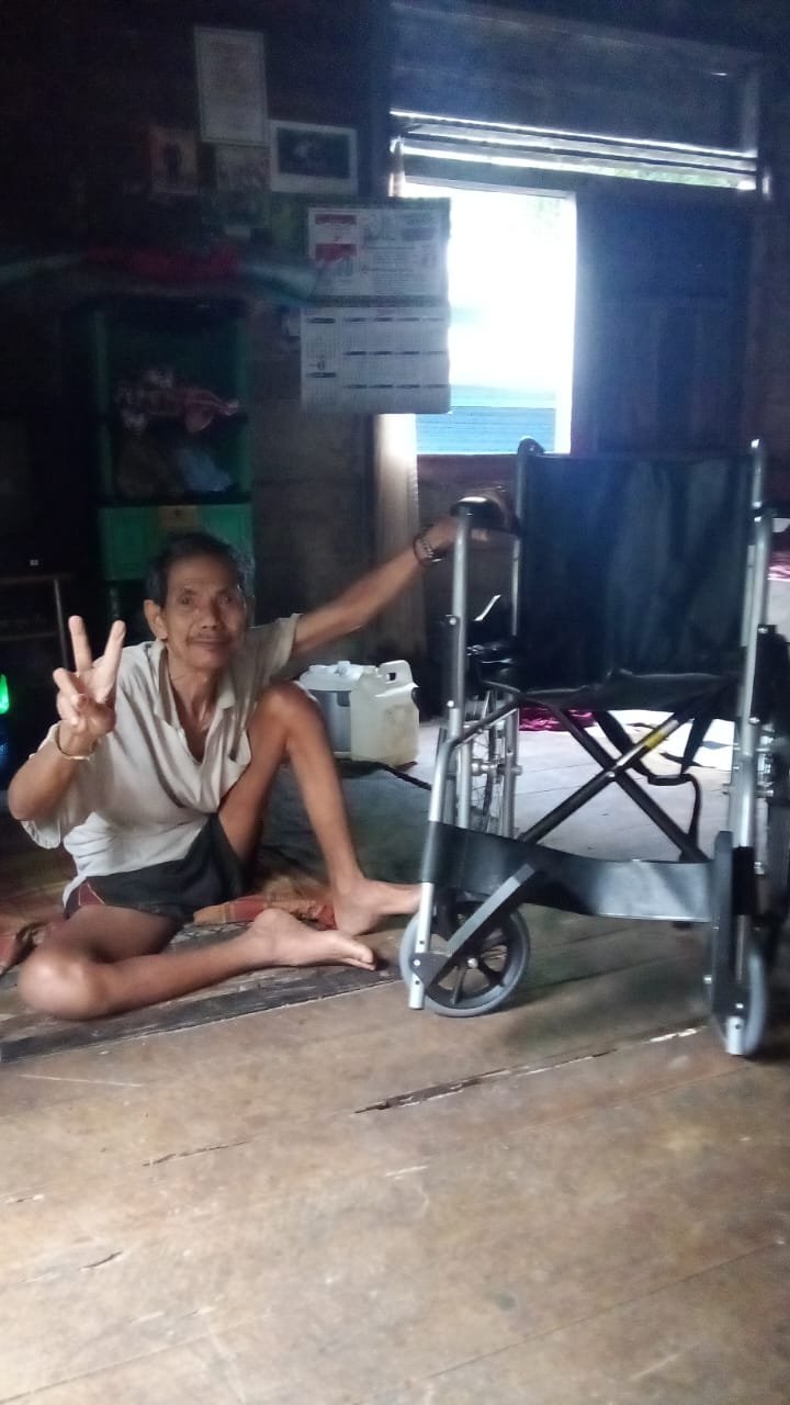 SAER WARGA LANSIA ASAL DESA MAHANYAN, SUKACITA TERIMA BANTUAN KURSI RODA DARI NURANI 02 …!!!  