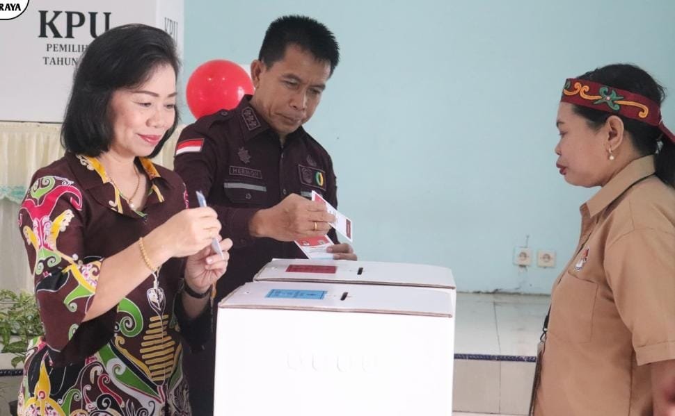 Hermon dan Istri Salurkan Hak Suara, Ini Pesannya