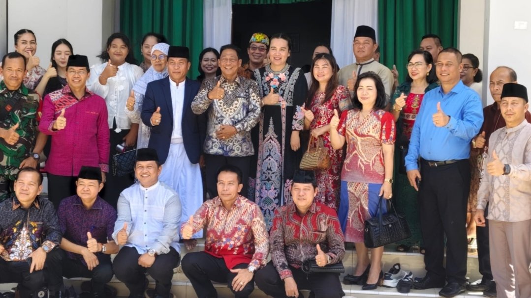 Ketua DPRD Murung Raya Rumiadi, SE, SH, MH Sambut Kedatangan Bupati Heriyus, SE Di Acara Open House Idul Fitri 1446 Hijriah 