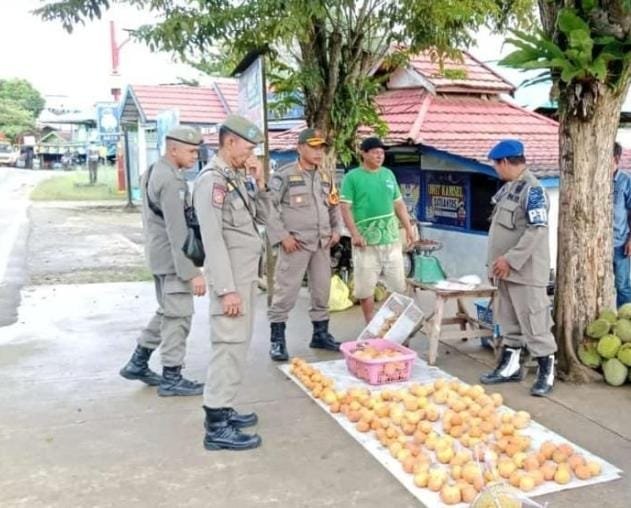 Satpol PP Mura Berikan Edukasi Pedagang
