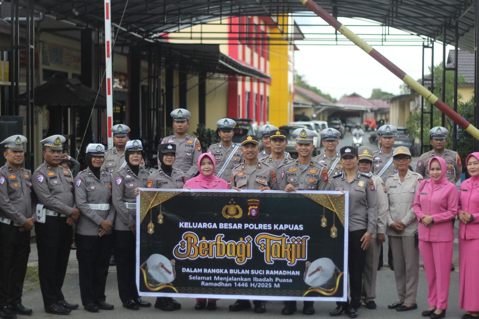 Sambang Pengguna Jalan Keluarga Besar Polres Kapuas Bagikan Takjil