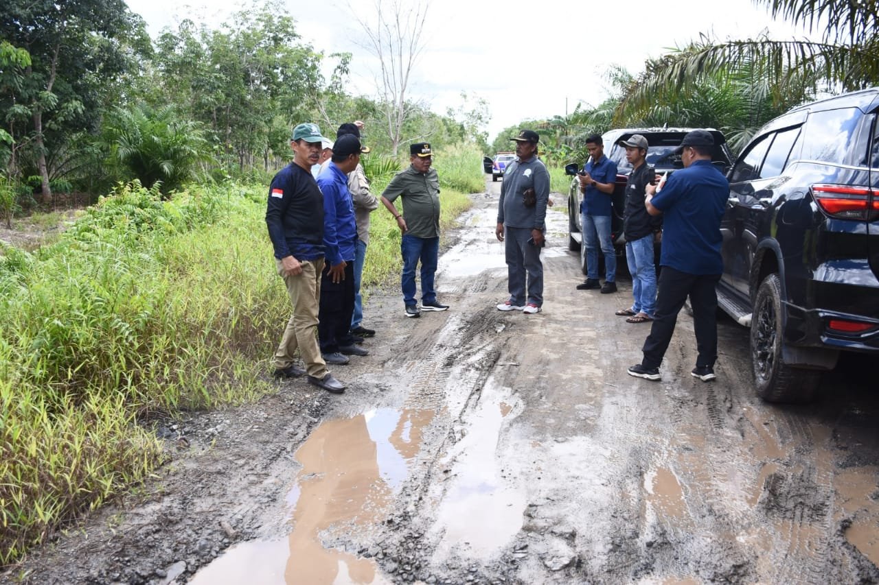 Kondisi Terkini Jalan Poros Bupati Meninjau Langsung