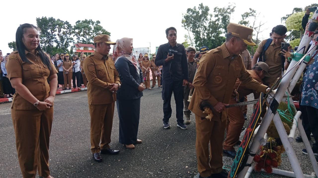 Perdana Masuk Kerja, Bupati dan Wabup Mura Disambut Hangat