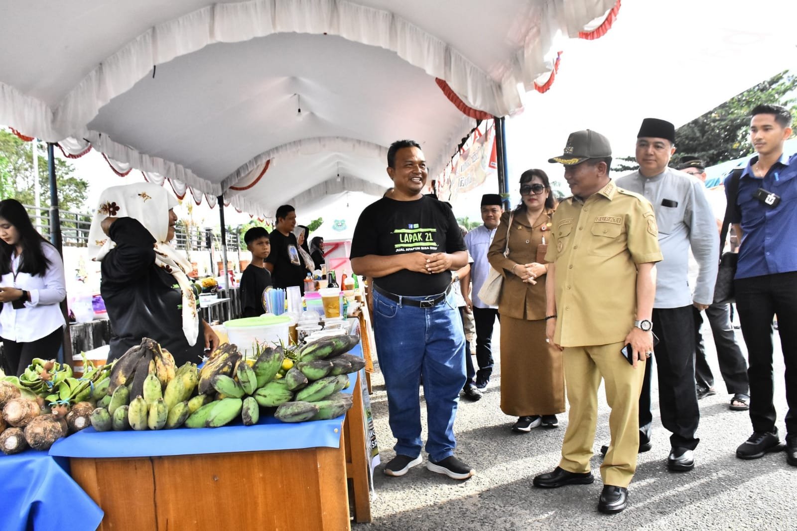 Bupati dan Wakil Bupati Kapuas Kunjungi Pasar Ramadhan 1446 H