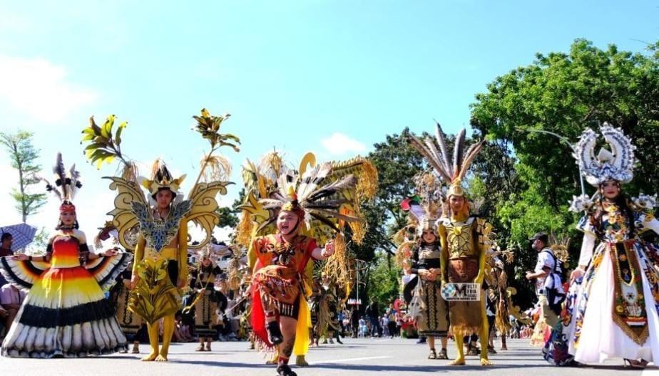 Kontingen Mura Turut Meriahkan Karnaval Budaya Festival Budaya Isen Mulang 2025