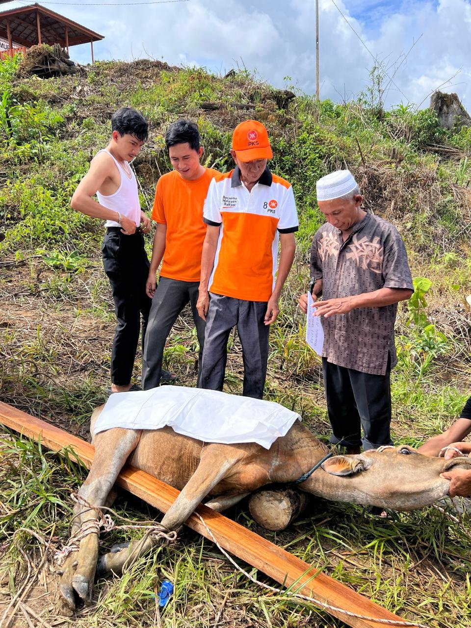 Momen Perayaan Idul Adha 1446 Hijriah, Bersama Keluarga Besar H. Barlin., S.E Di Desa Batu Bua II ..!!