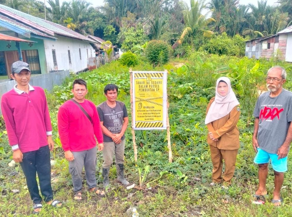 Lurah Dahirang Tinjau Langsung Pengukuran dan Pemasangan Papan Informasi