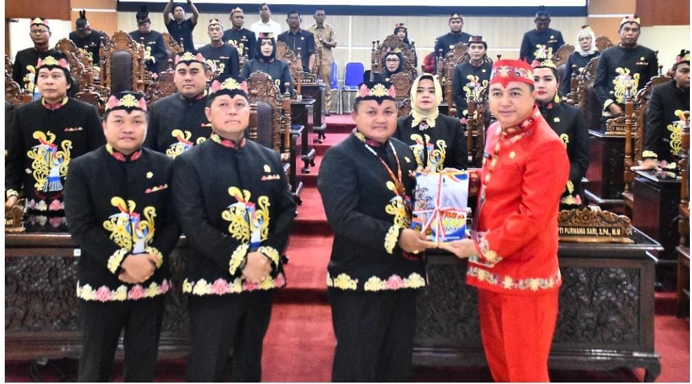 Wakil Bupati Sampaikan LKPJ Tahun 2024 di Paripurna DPRD 