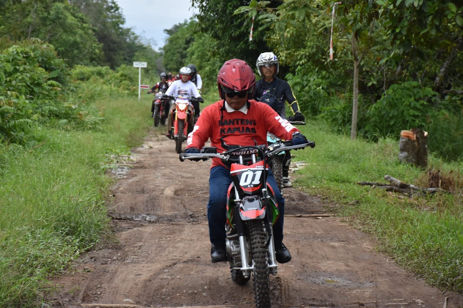 Bupati Meninjau Kondisi Jalan di Kecamatan