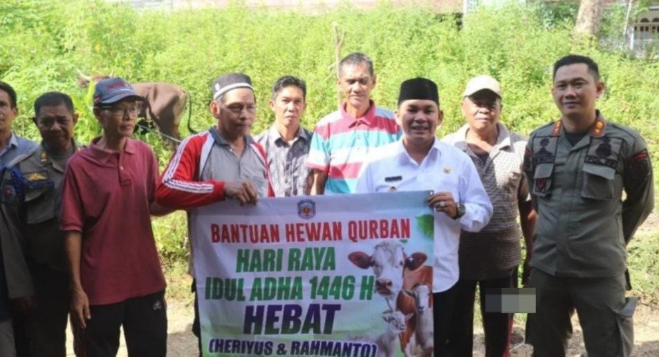 Wabup Serahkan Bantuan Hewan Kurban kepada Masyarakat