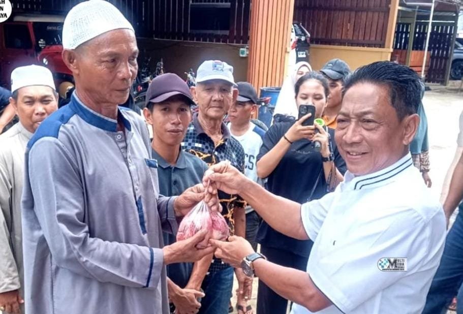 Bupati Heriyus dan Istri Bagikan Daging Kurban