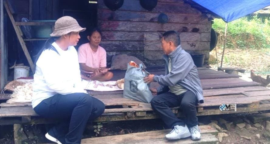 Bupati Murung Raya Heriyus dan Istri Bantu Warga