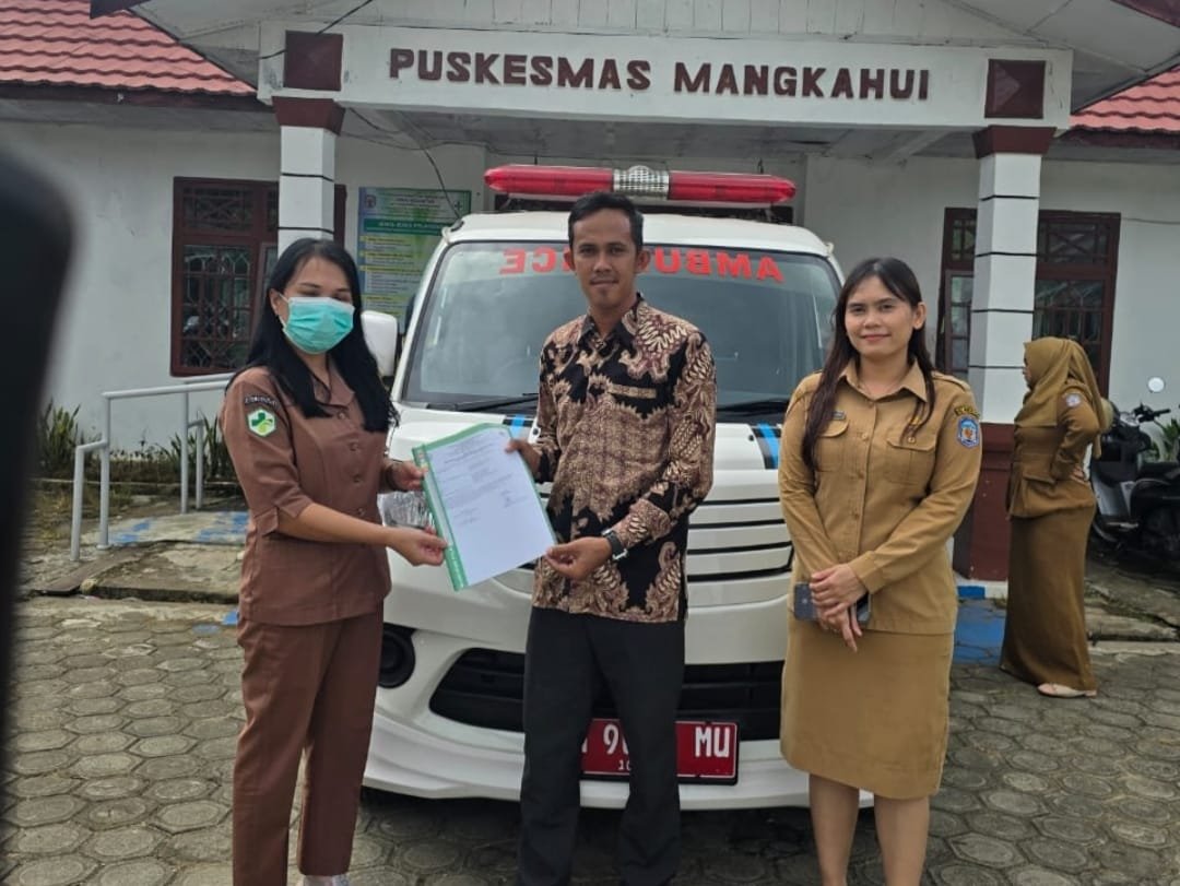 Dewan Akhirudin Serahkan Mobil Ambulans ke Puskesmas Desa