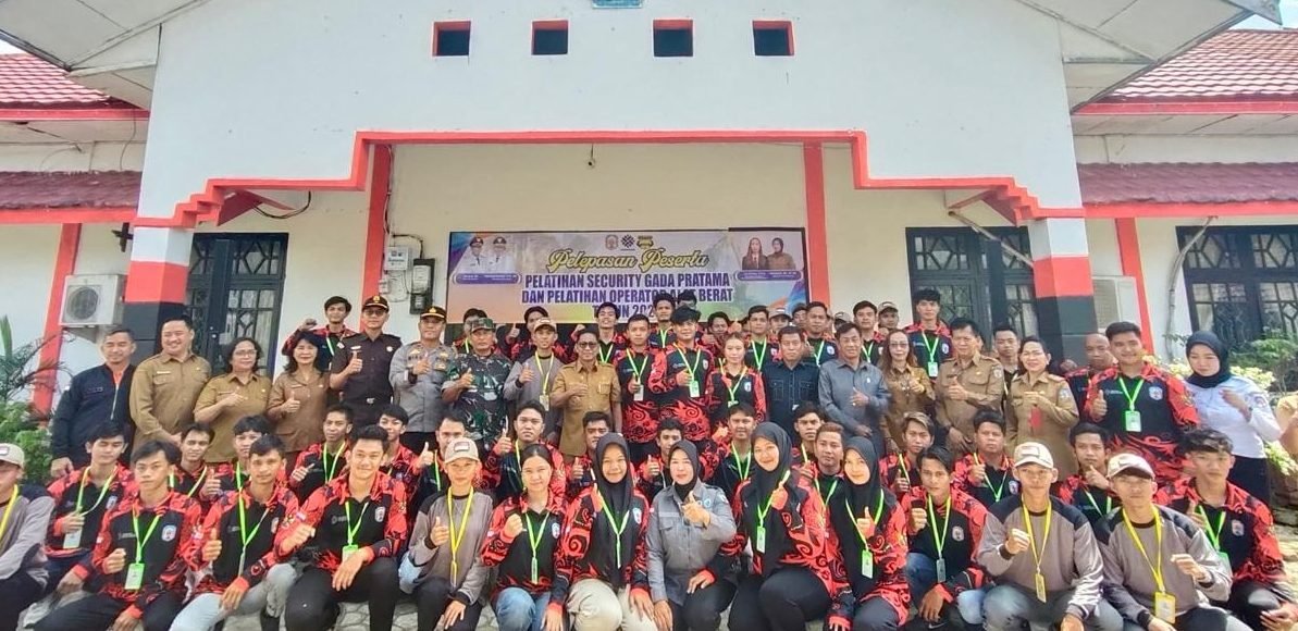 Bupati Heriyus Lepas Peserta Pelatihan Operator Alat Berat dan Diksar Satpam, Ini Pesannya