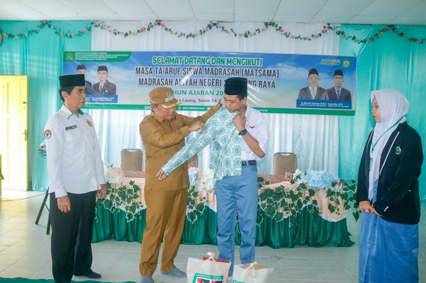 Pemkab Murung Raya Serahkan Bantuan Peralatan Sekolah Lengkap
