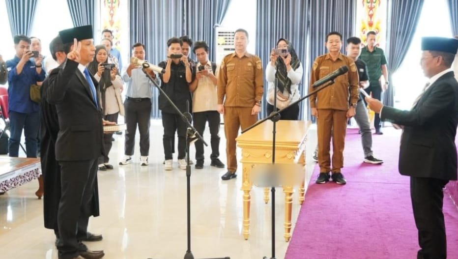 Bupati Heriyus Lantik Direktur Perumda Danum Pomolum Kabupaten Murung Raya