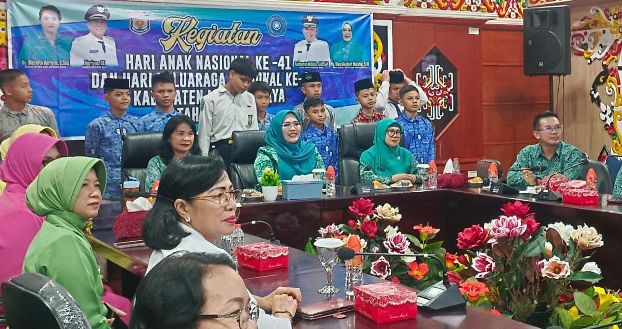 Momen Peringatan HAN dan Harganas ke-23, TP PKK Murung Raya Serahkan Tali Asih dan KIA