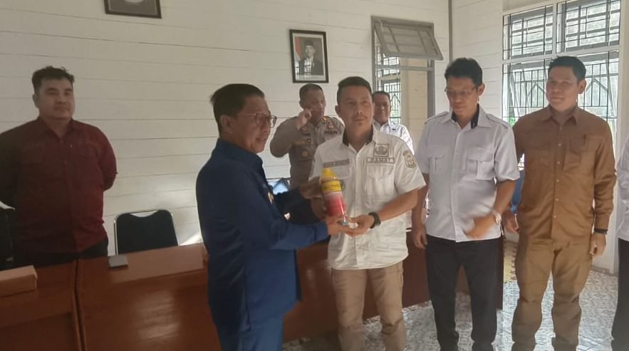 Wujudkan Ketahanan Pangan, Pemkab Murung Raya Serahkan Bantuan Pertanian