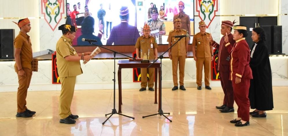 Dua Damang Kepala Adat Resmi Dilantik, Bupati Tegaskan Peran Strategis Pelestarian Adat, Budaya 