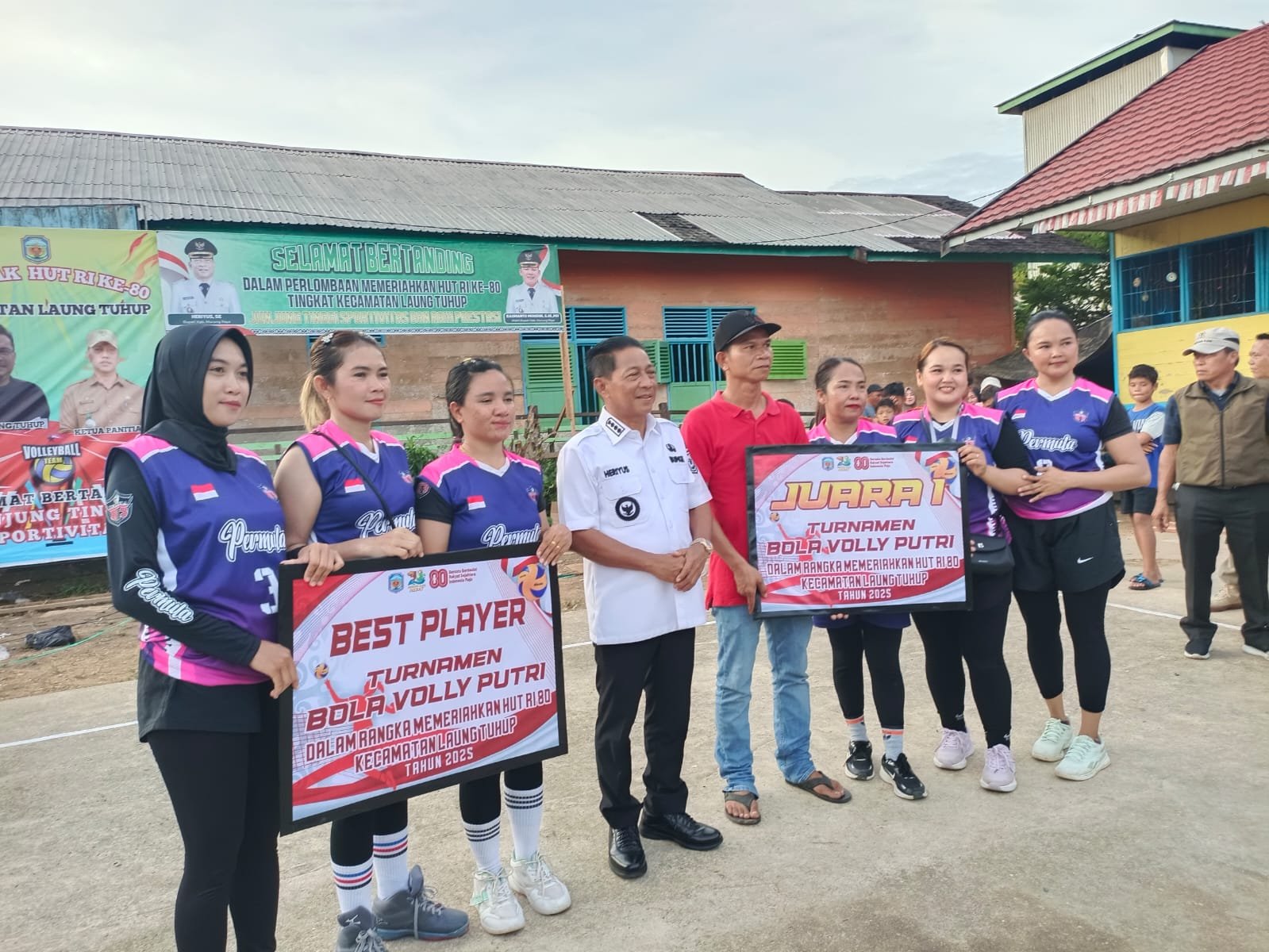 Heriyus Tutup Turnamen Bola Volly Putri Tingkat Kecamatan Laung TuhuP