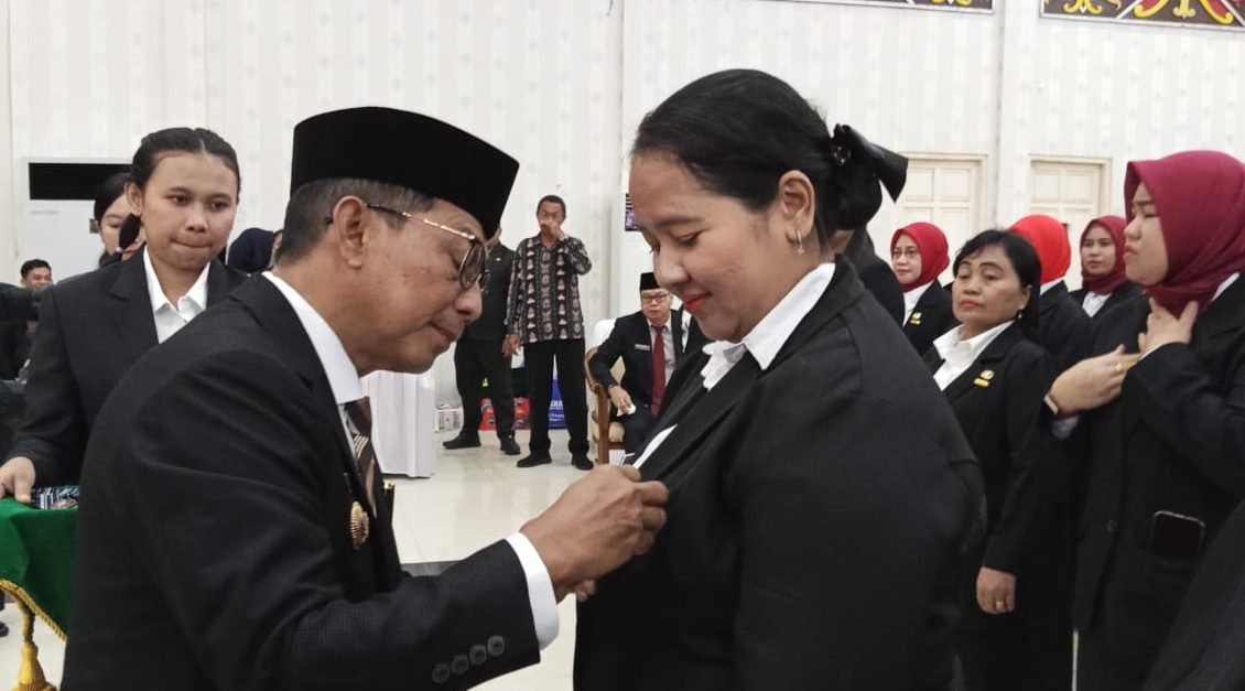 Bupati Heriyus Sematkan Penganugerahan Tanda Kehormatan Satyalancana Karya Satya