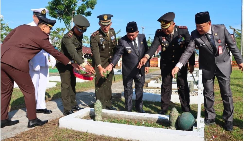 Maknai Jasa Pahlawan di Momen HUT Ke-80 RI, Bupati Kapuas Upacara Ziarah Makam Pahlawan