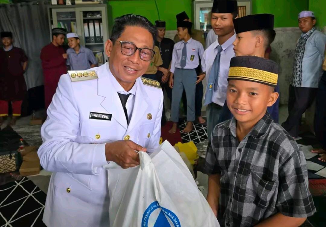 Momen HUT RI, Pemkab Mura Serahkan Paket Sembako