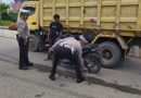 Polisi lakukan olah TKP kecelakaan lalu lintas yang terjadi di Jalan Jenderal Nasution – Jalan Jenderal Soedirman, persis di depan SPBU Puruk Cahu, Senin (29/9/2025).
