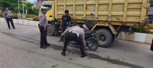 Polisi lakukan olah TKP kecelakaan lalu lintas yang terjadi di Jalan Jenderal Nasution – Jalan Jenderal Soedirman, persis di depan SPBU Puruk Cahu, Senin (29/9/2025).