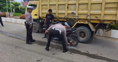Polisi lakukan olah TKP kecelakaan lalu lintas yang terjadi di Jalan Jenderal Nasution – Jalan Jenderal Soedirman, persis di depan SPBU Puruk Cahu, Senin (29/9/2025).