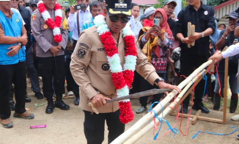 Heriyus Resmikan Penyalaan Listrik di 22 Desa, Ini Harapannya