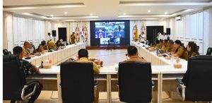 Bupati Kapuas HM Wiyatno didampingi Sekda dan sejumlah Kepala OPD terkait menghadiri rapat koordinasi Pengendalian lnflasi digelar secara virtual diruang Rapat Rujab Bupati. Selasa (2/3/2025)