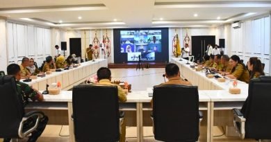 Bupati Kapuas HM Wiyatno didampingi Sekda dan sejumlah Kepala OPD terkait menghadiri rapat koordinasi Pengendalian lnflasi digelar secara virtual diruang Rapat Rujab Bupati. Selasa (2/3/2025)