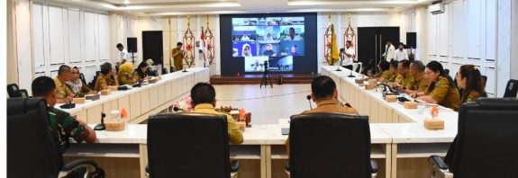 Bupati Kapuas HM Wiyatno didampingi Sekda dan sejumlah Kepala OPD terkait menghadiri rapat koordinasi Pengendalian lnflasi digelar secara virtual diruang Rapat Rujab Bupati. Selasa (2/3/2025)
