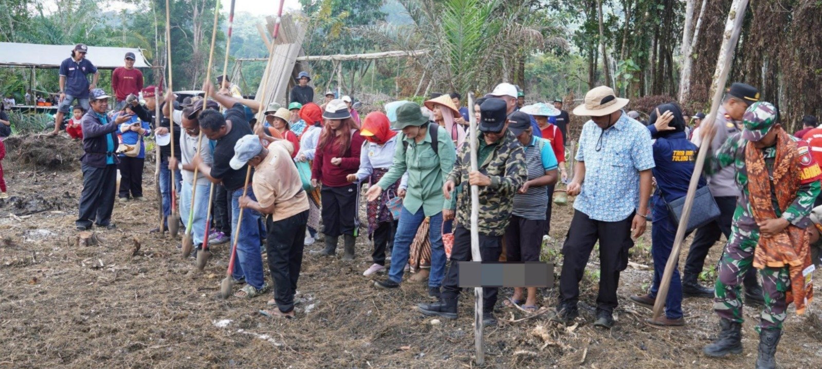 Masyarakat Saripoi Antusias Ikuti Kegiatan Tanam Padi Gogo Bersama Bupati