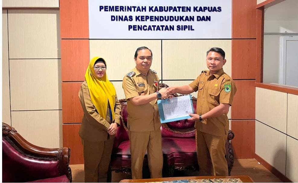 Plt Disdukcapil Kapuas Romulus Serahkan Dokumen Penting Untuk Warga korban Kebakaran