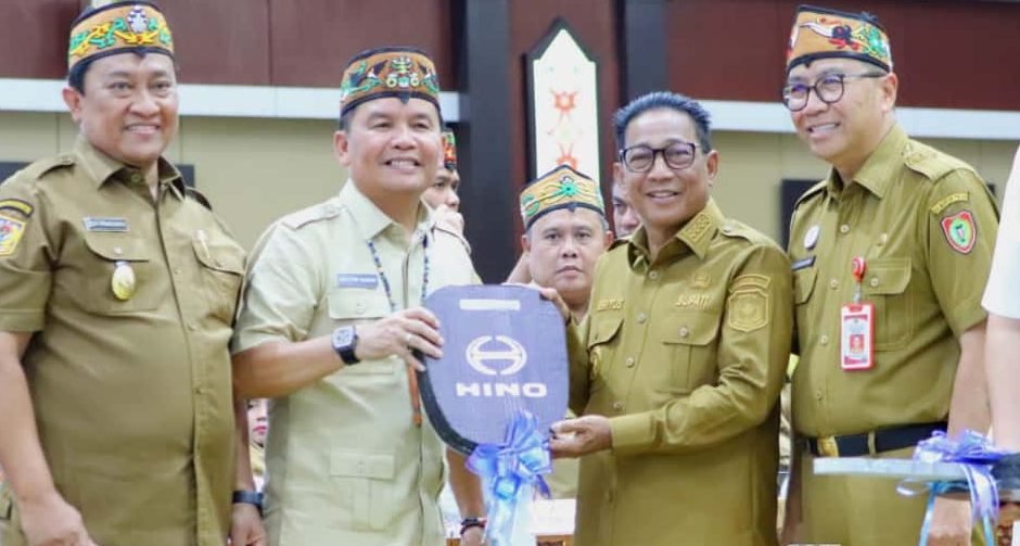 Pemprov Kalteng Serahkan Bantuan Pengelolaan Sampah, Bupati Heriyus: Ini Bukti Sinergi Nyata