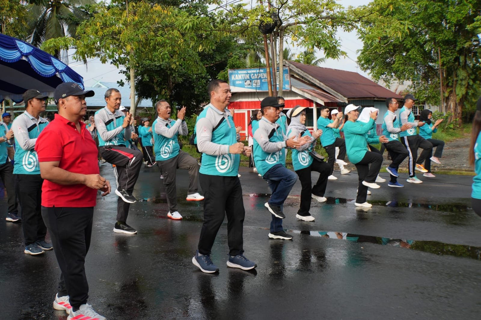 Bupati dan Wabup Ikuti Fun Walk Dalam Peringatan HKN ke-61