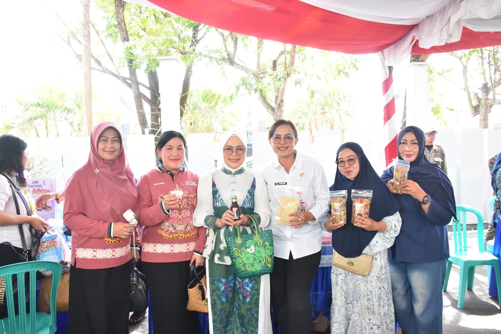 Ketua TP PKK Kapuas Tinjau Lomba dan Bazar pada Hari Kedua Jambore Kader PKK