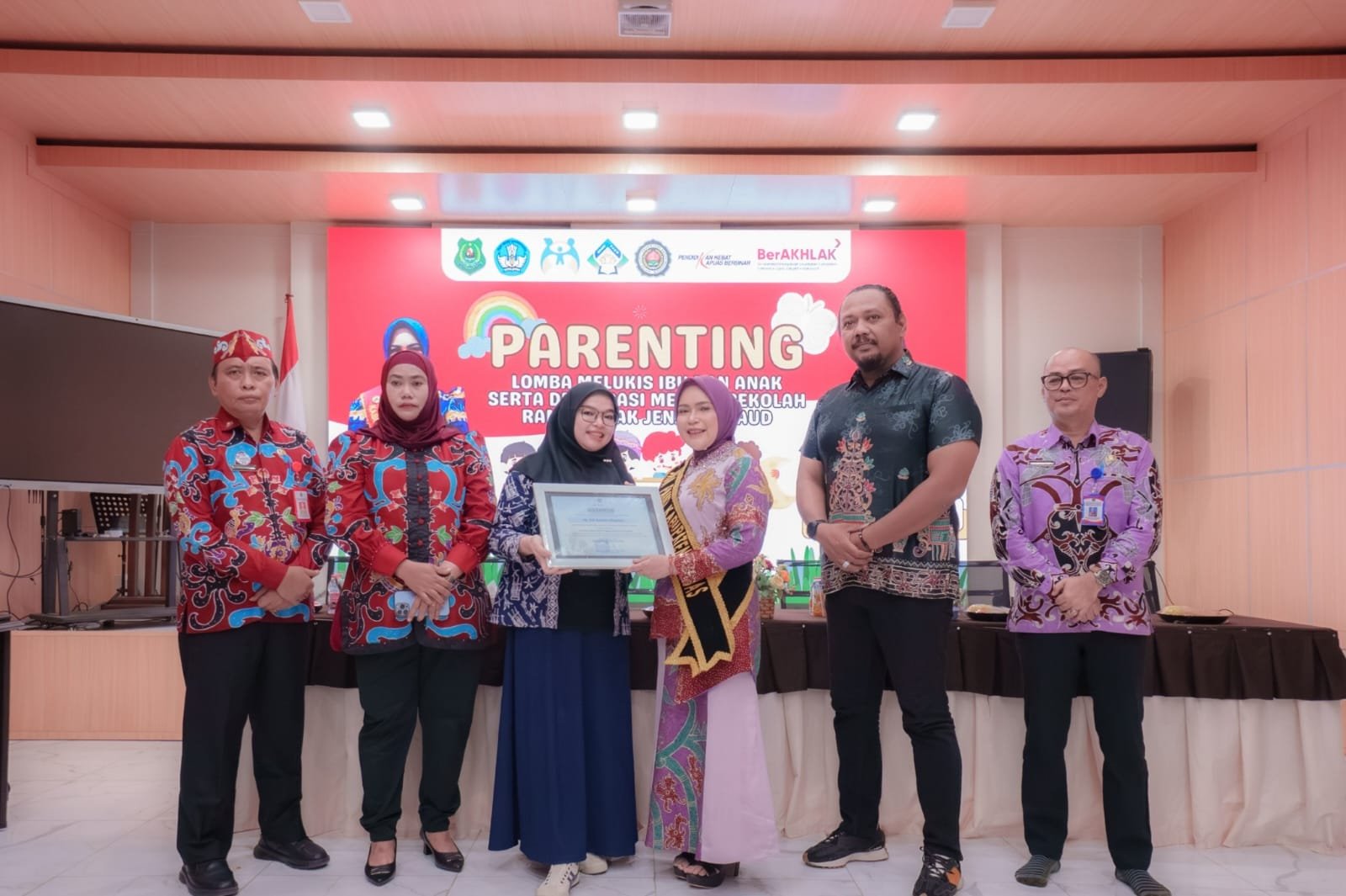 Bunda PAUD Kabupaten Hj Siti Saniah Dianugerahi Sertifikat Apresiasi Bunda Paud Tingkat Nasional