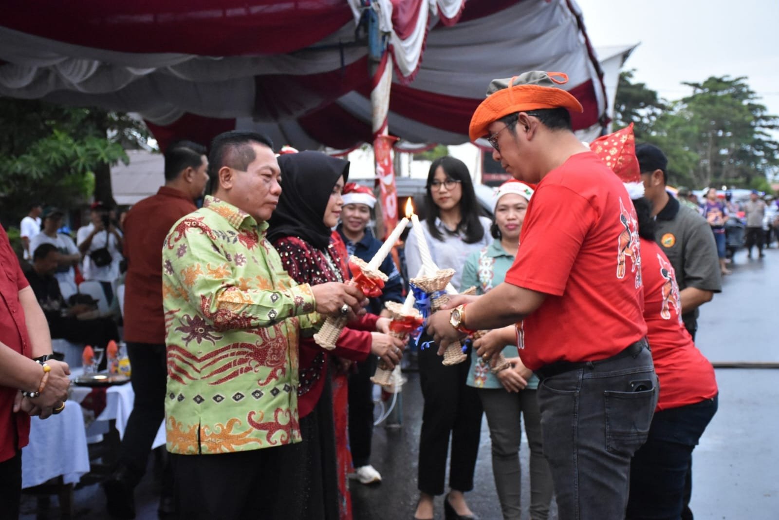 Bupati Resmi Lepas Pawai Lilin Natal, Wabup Sampaikan Makna Kerohanian