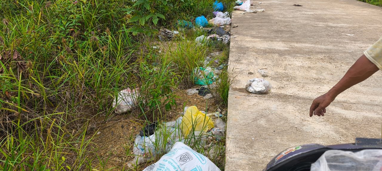 Diduga Kebiasaan Buruk Oknum Warga, Sampah Rumah Tangga Berserakan di Jalan Polubasan