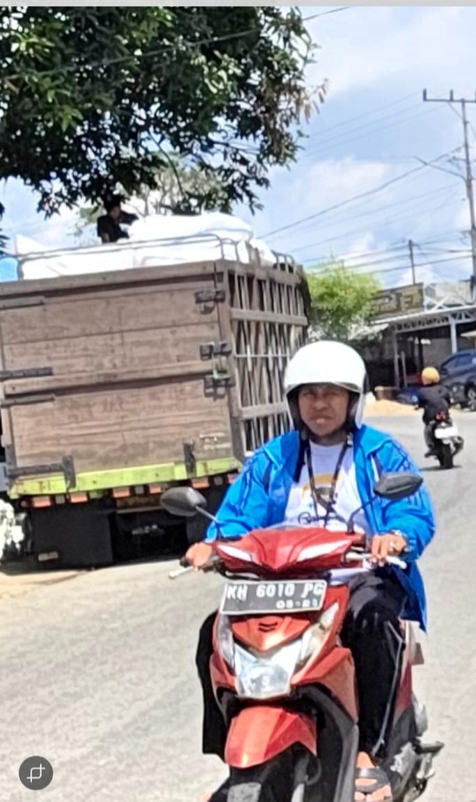 Tertibkan! Aktivitas Truk Bongkar Muatan di Badan Jalan Langgar UU LLAJ, Sebabkan Penyempitan Jalan di Puruk Cahu.