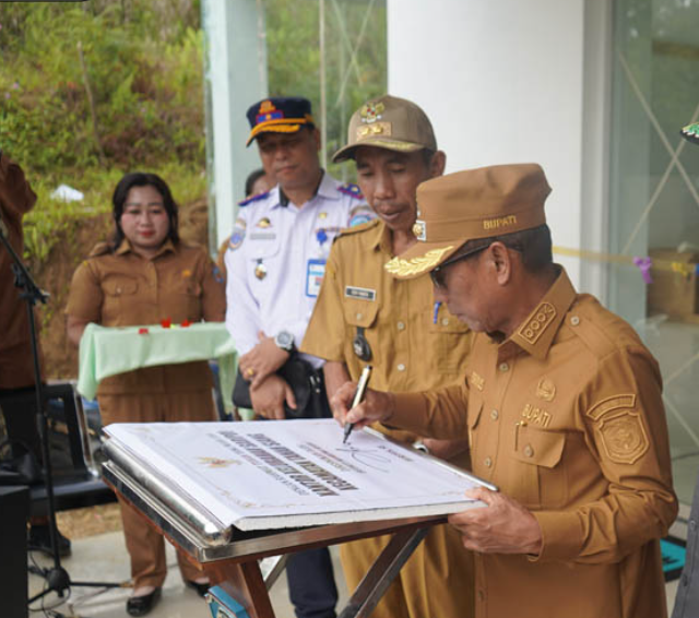 Bupati Heriyus Resmikan Gedung Baru Kantor Kelurahan Saripoi