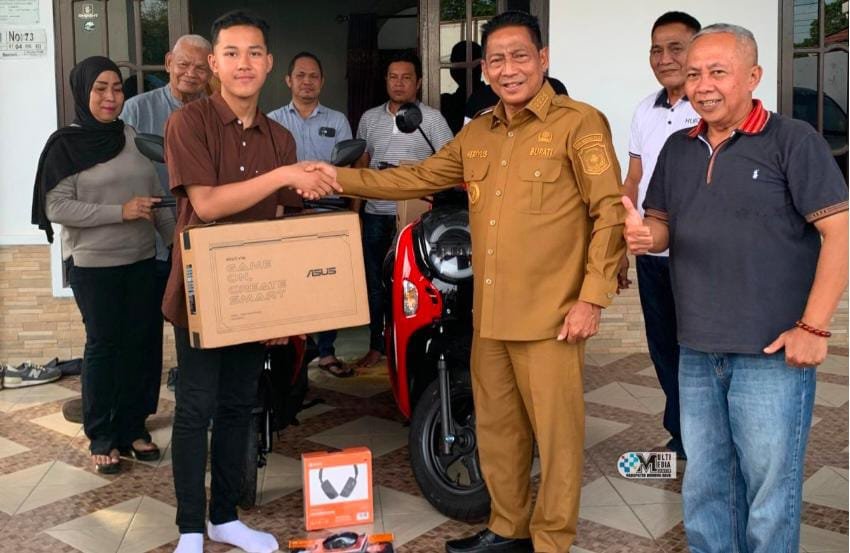 Atlet Catur Berprestasi Terima Bonus dari Bupati Heriyus