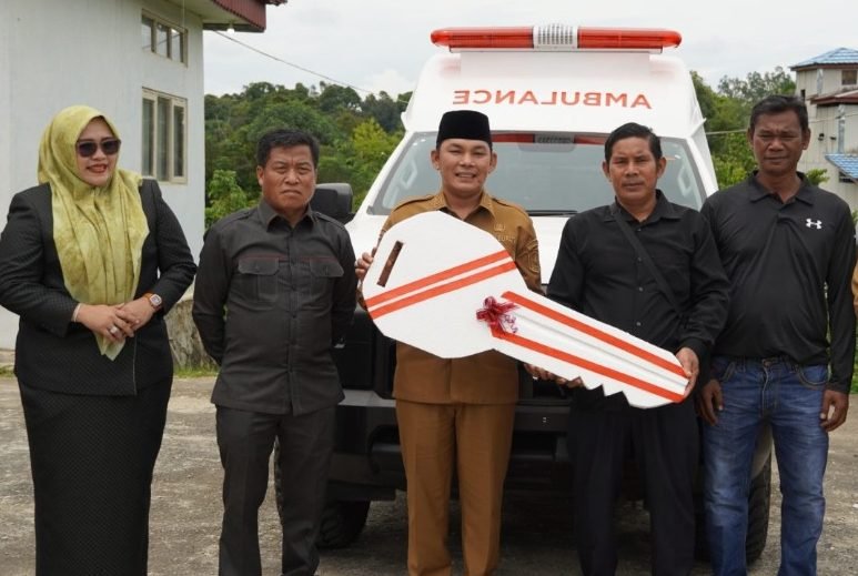 Wabup Rahmanto Serahkan Ambulans untuk Kecamatan Laung Tuhup